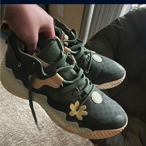 i have these size 11 james harden lucky 11’s, i got them for 120$ im selling 45$